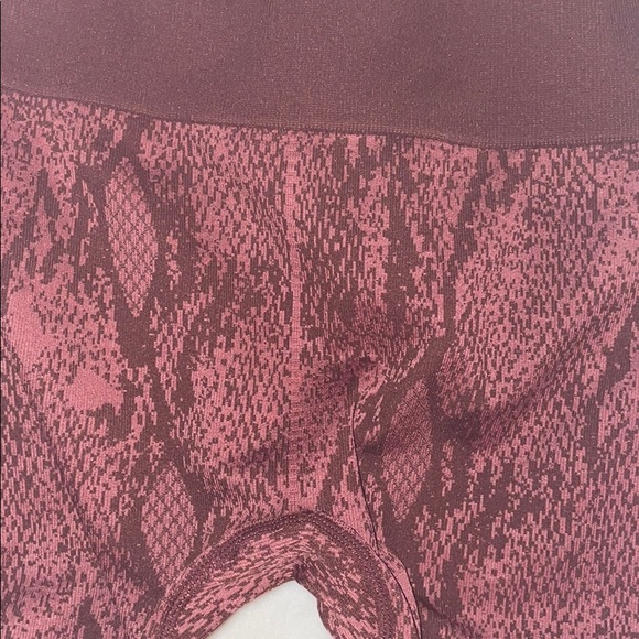 High-Waisted Seamless Snakeskin 7/8 - Picture 13 of 15